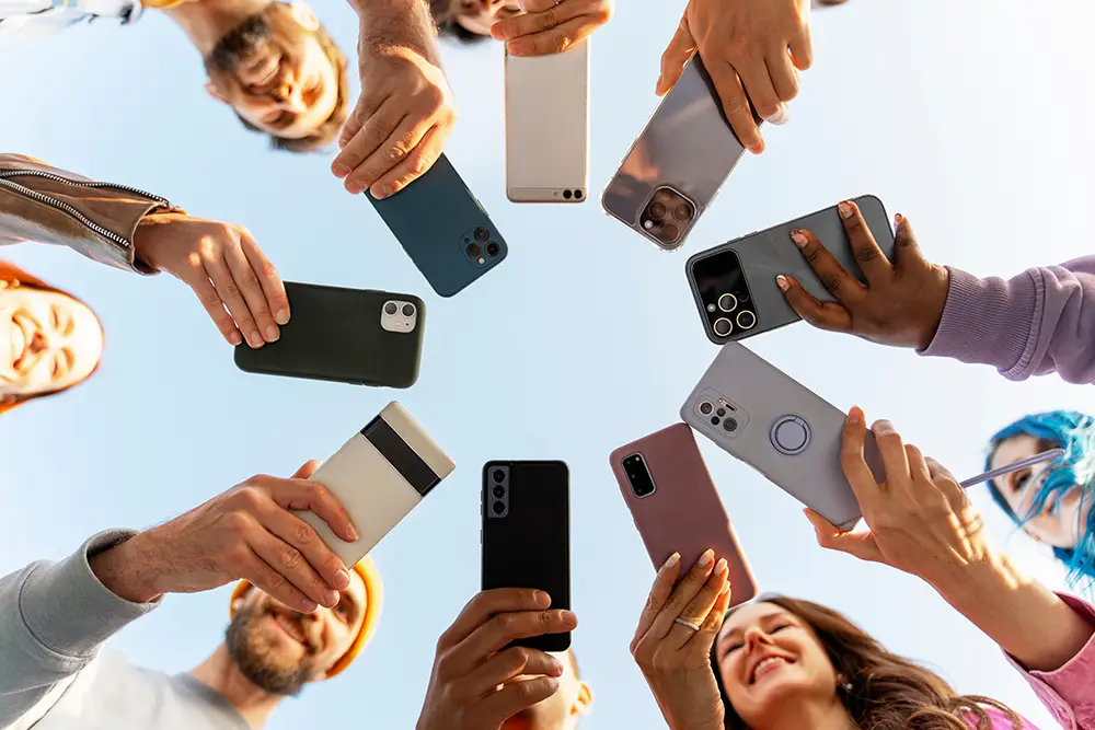 Gruppe aus Menschen bilden einen Kreis aus Smartphones